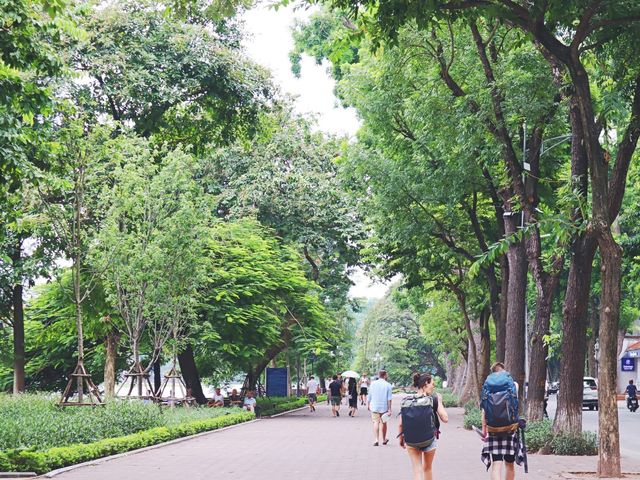 호수의 도시 하노이 사람들의 휴식처 호안끼엠 호수의 밤