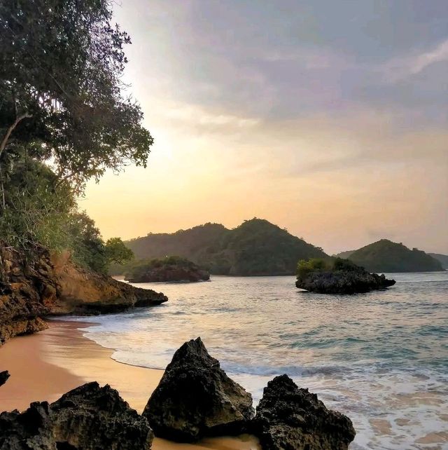 Teluk Asmoro Beach