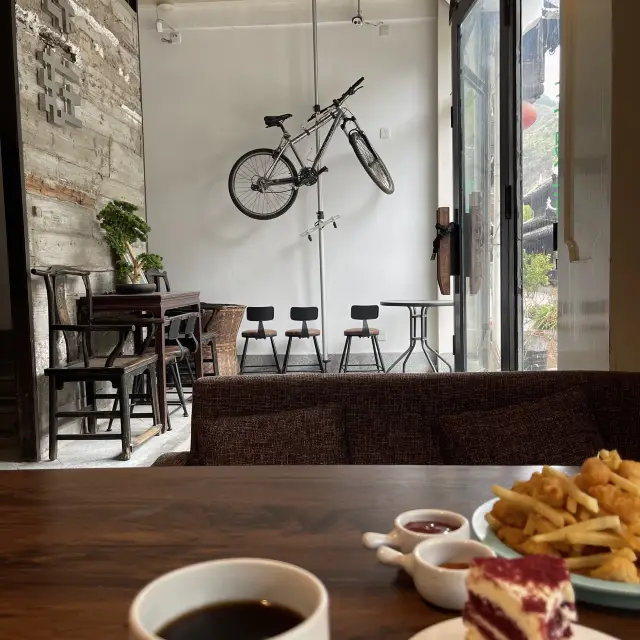 搾りたてのオレンジジュースとコーヒー