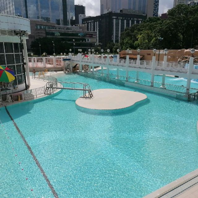 好享受於九龍公園泳池游水