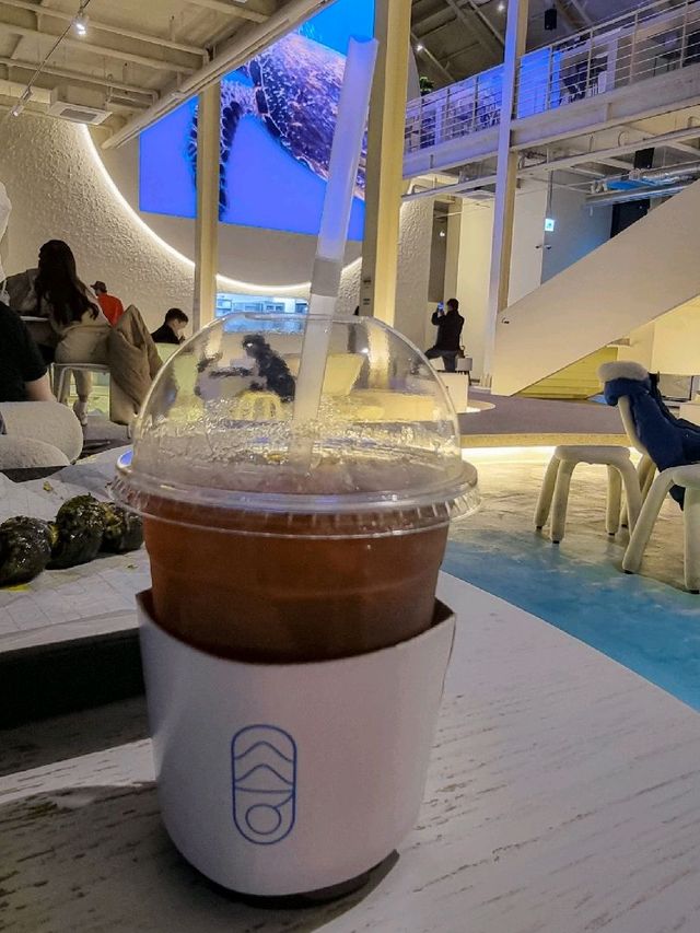 4계절 파란 바다를
볼 수 있는 카페💙🌊