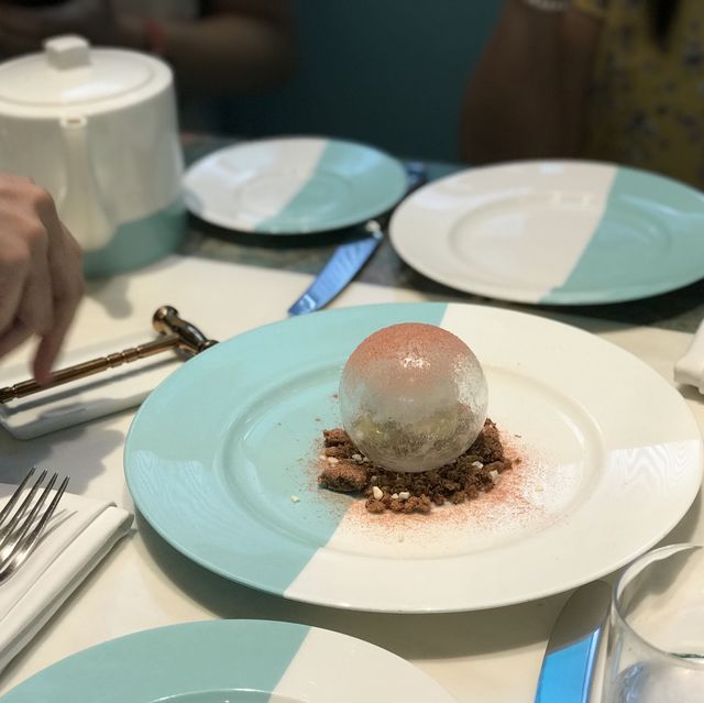 A cafe in a Tiffany Blue jewellery box
