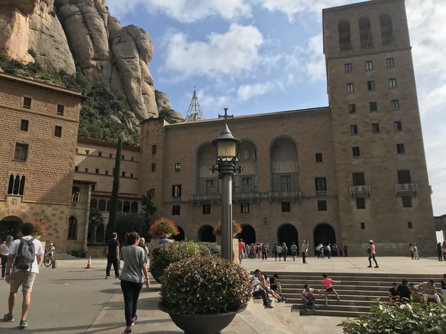 スペイン🇪🇸 女の子の人気の名前1位になったモンセラットをご紹介
