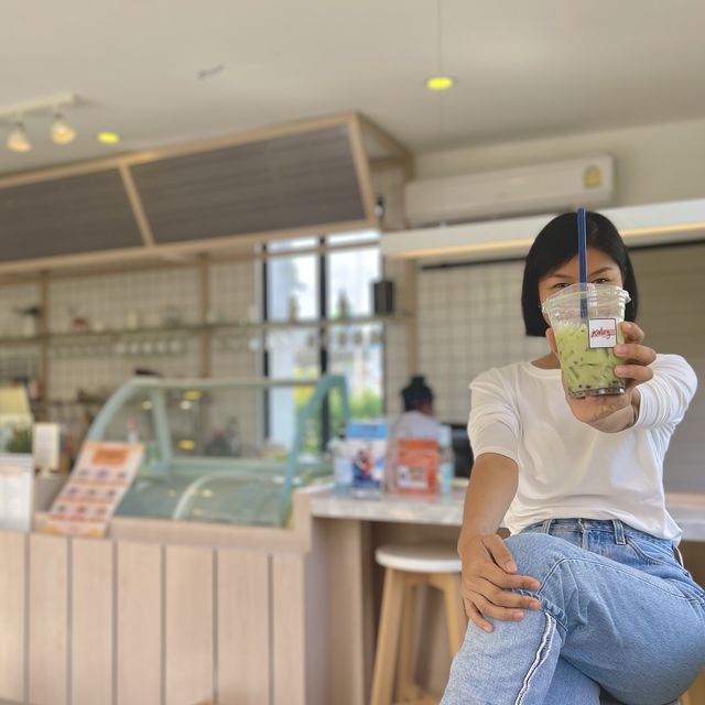 มินิมอล คาเฟ่ สีขาว ใจกลางเมืองอ่างทอง
