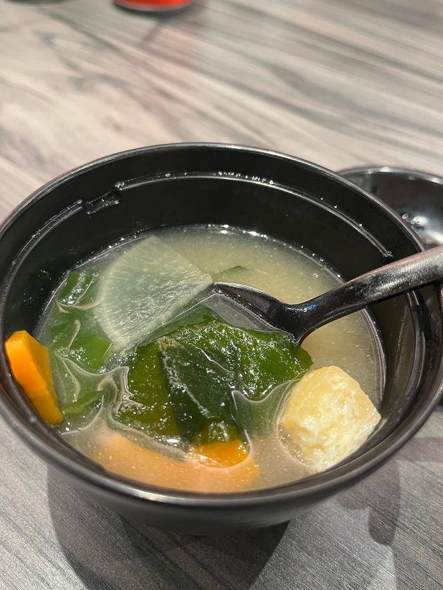 九龍灣足料滿瀉既刺身丼😙