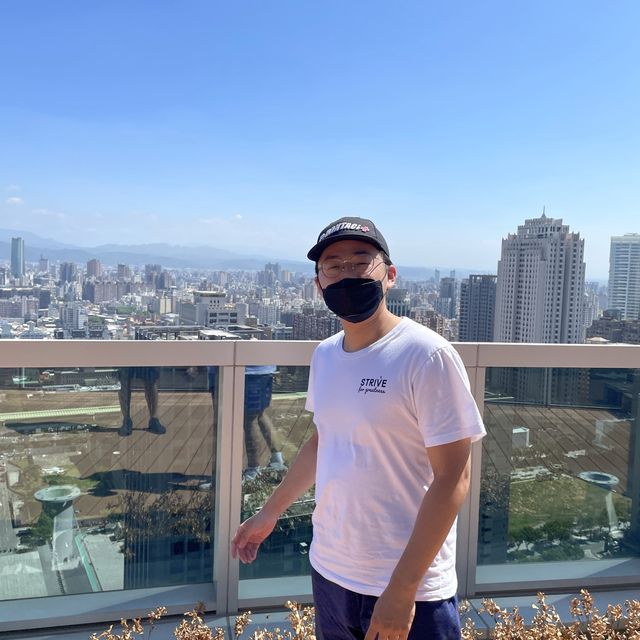 台中市政府大樓對面的景觀咖啡廳，100分的風景