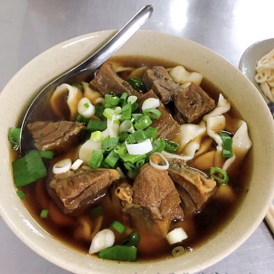 富宏牛肉麵-24小時平價牛肉麵店