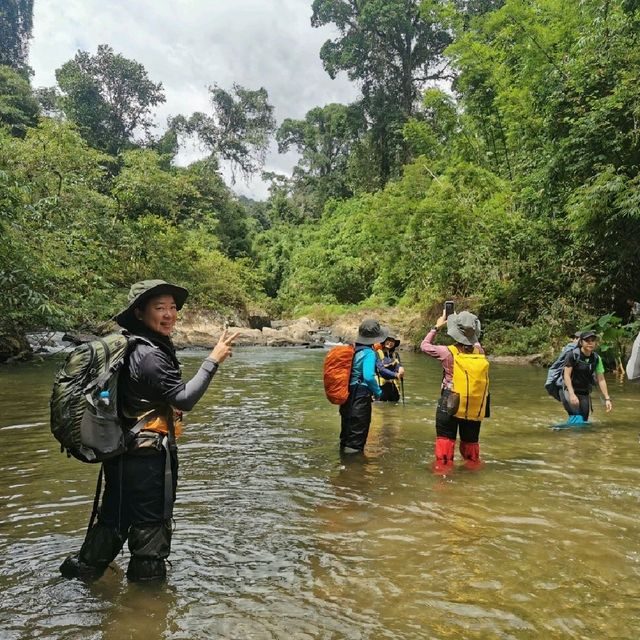 ตะลุยน้ำตกสายรุ้งละอองดาว ระนอง