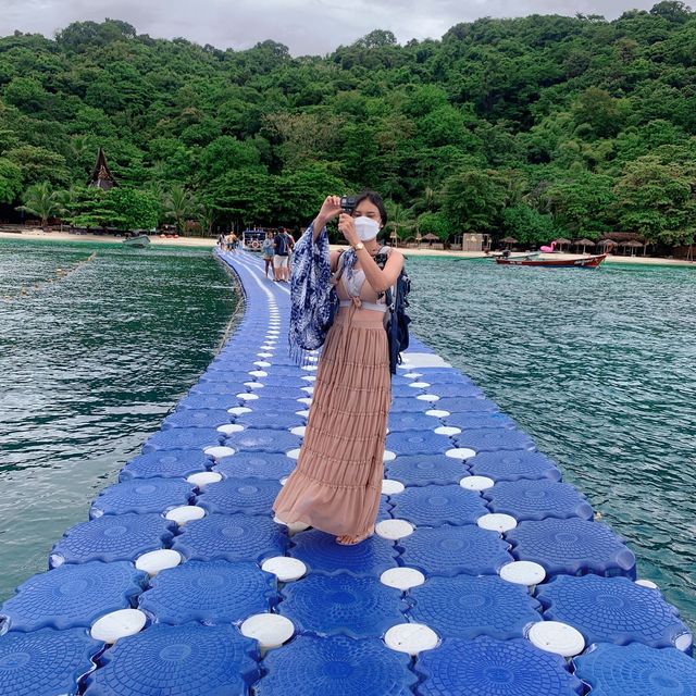 ทำกิจกรรมคลายร้อนที่บานาน่าบีช เกาะเฮ