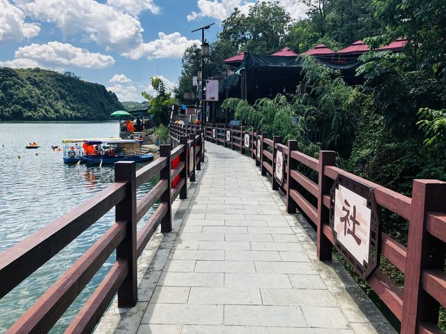 An amazing view of the river in Zhenshan Cun 