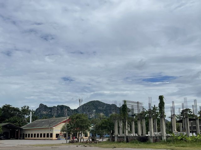 ถ้ำวัดชะอำ มองเห็นเขานางพันธุรัตน์🕌