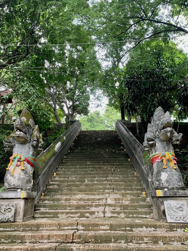 วัดอุโมงค์ วัดที่สวยแปลกตาอยู่ในอุโมงค์