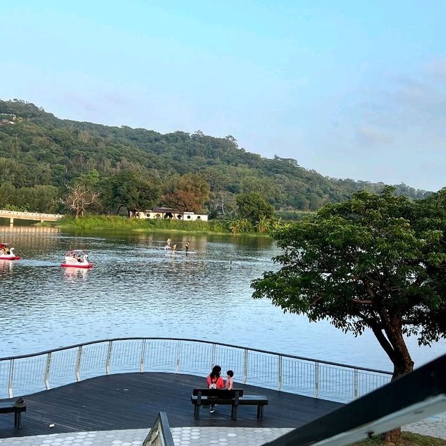 適合散步的青草湖，還可接到有溜滑梯的公園喔！