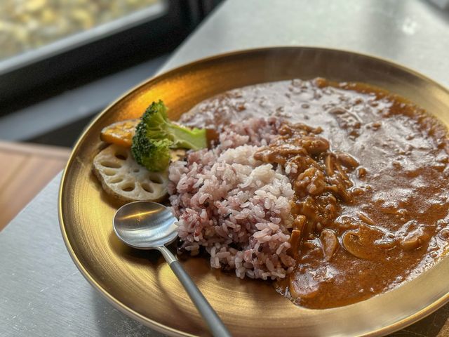 食器と食事をWで楽しむおしゃれカフェ