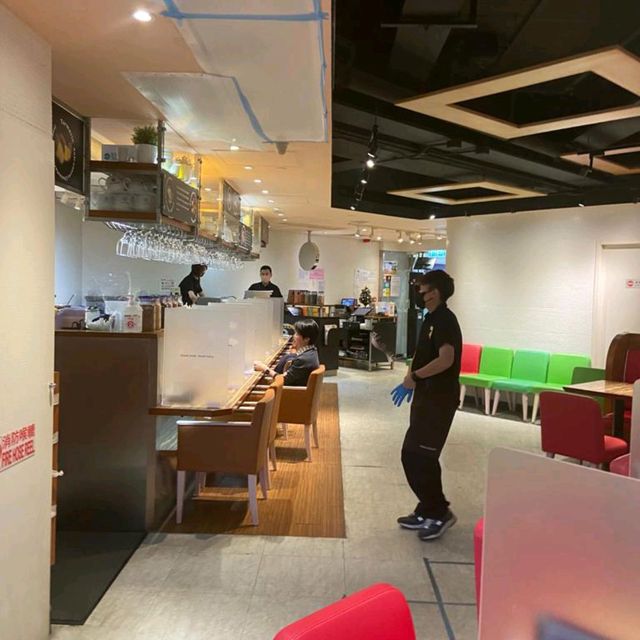 維多利亞公園旁，享用著名咖哩飯晚餐！