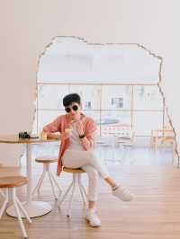 Daydream Café Chonburi  คาเฟ่ไอศครีมโทนขาวเหลือง