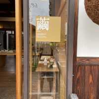 奈良市にある観光案内所 繭がオシャレ