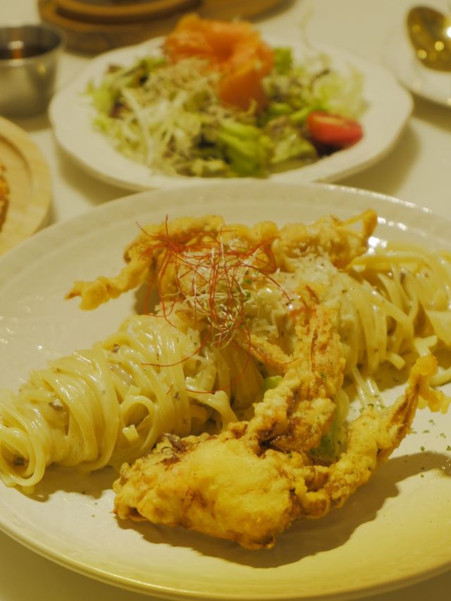 白色和風Cafe，外脆內軟的軟殼蟹意粉 