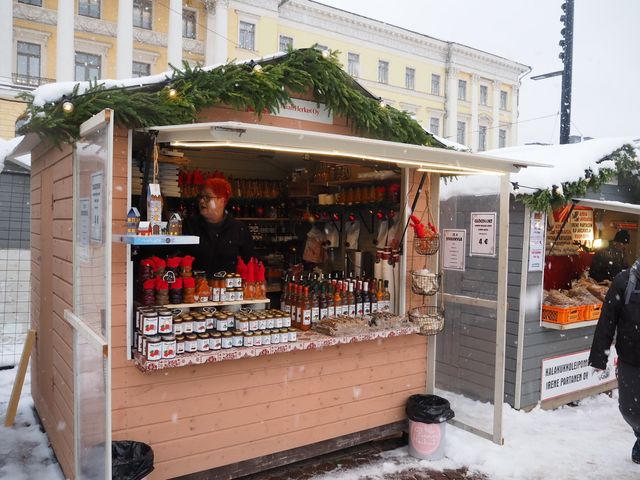 芬蘭赫爾辛基白教堂前的浪漫聖誕市集