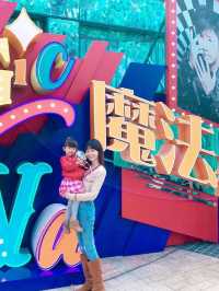 自從有咗契女，去邊玩都特別開心🥰 已經好耐無去海洋公園啦～ 今個聖誕節一於帶埋契女去海洋公園玩餐飽 啱啱過咗三歲仲可以參加好多新活動添 Ocean Park Christmas Actually 好