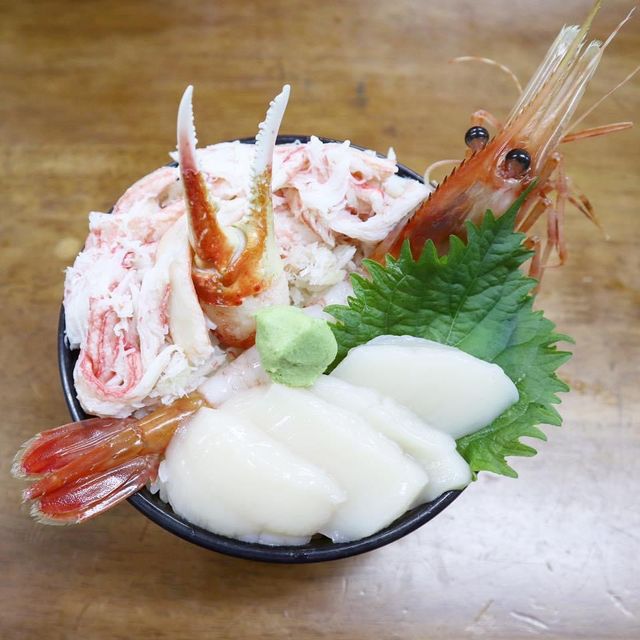 小樽三角市場內的澎湃海鮮丼