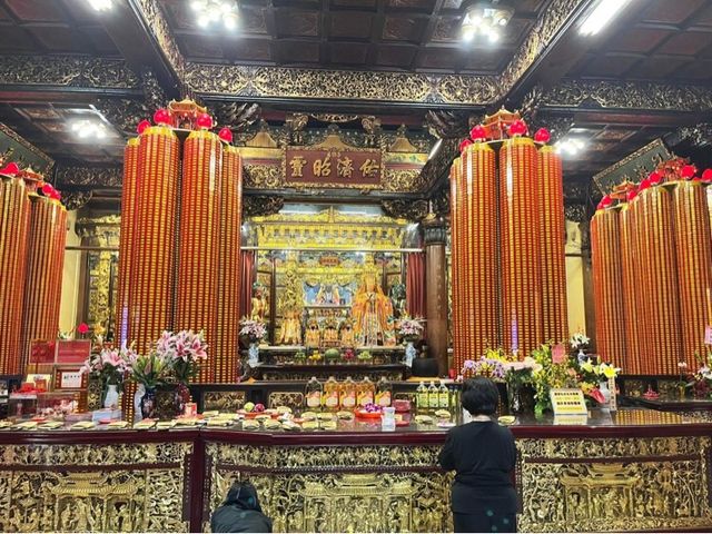 ขอพรให้เดินทางปลอดภัยที่วัดเทียนโฮ่ว | ไทเป