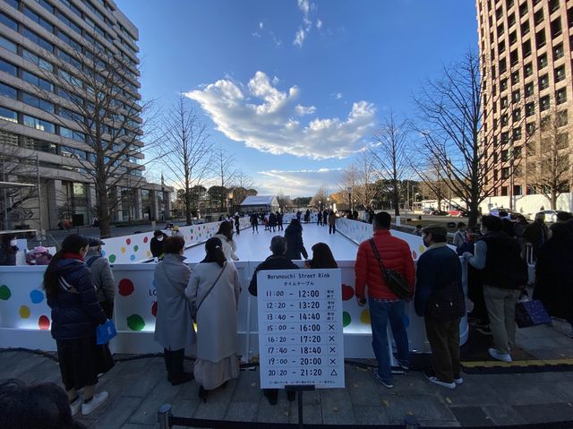 東京・丸の内『行幸通り』に現れたスケートリンク『Marunouchi Street Rink』