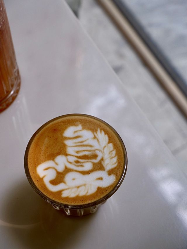 沐浴於樹林與陽光的小黃鴨cafe