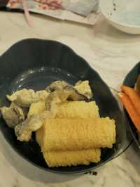櫻花樹下台式火鍋，真材實料的湯底和高質牛肉 