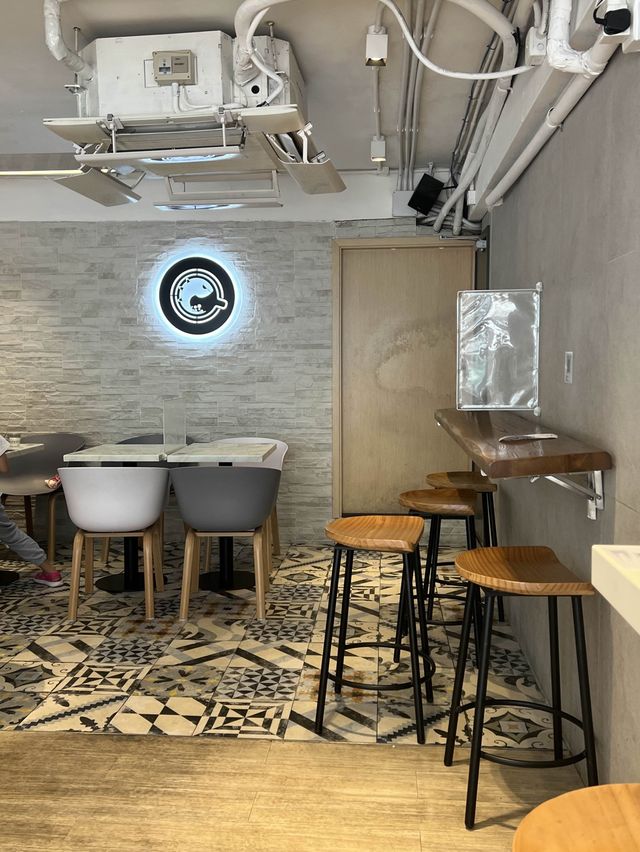 深井木系質感白色咖啡小店！
