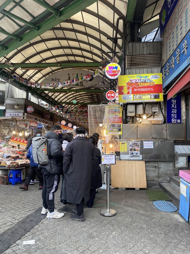 🇰🇷韓国ソウル /広蔵市場 大人気🎖 行列のできる揚げドーナツ クァベキのお店✨