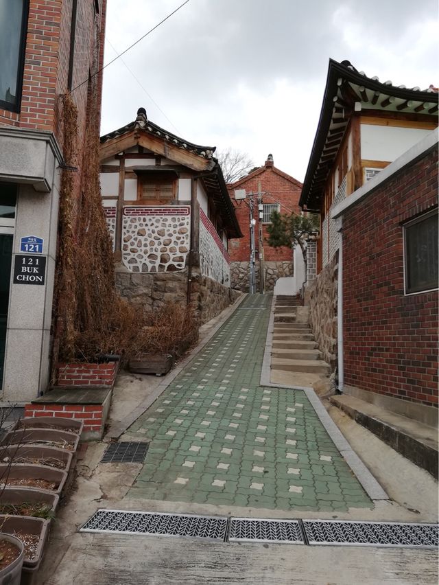 Walk up and down the old streets of Seoul