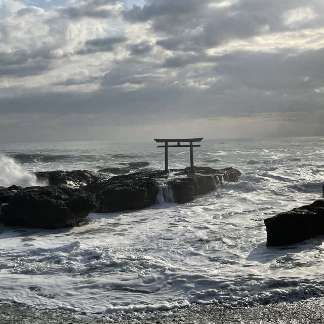 【茨城】波の中たたずむ🌊大洗磯前神社「神磯の鳥居」