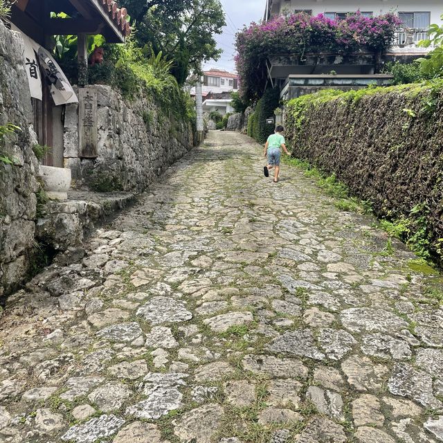 首里城まで続く石畳道をゆっくりと歩く