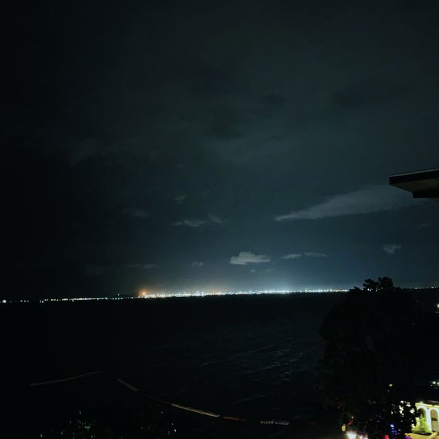 ผ่อนคลายริมชายทะเลส่วนตัวกับ Garden Cliff Resort