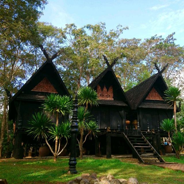 อาคารทรงแปลกตา@บ้านดำ