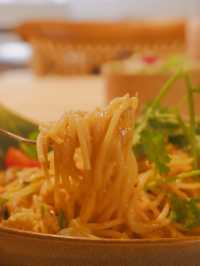 白色渡假風Cafe，推介超濃郁冬陰公意粉 