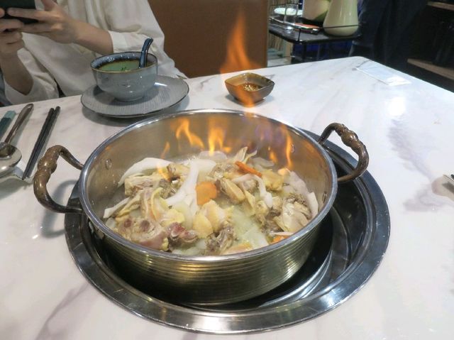 輕奢風靚料靚湯底火鍋店