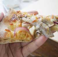 來屏東枋寮必吃特別海味十足的金沙小卷披薩,層次感風味讓人好滿足