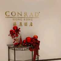 紅配綠加上金色基調，港麗酒店嬴！