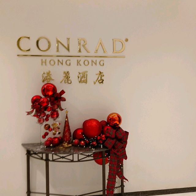 紅配綠加上金色基調，港麗酒店嬴！