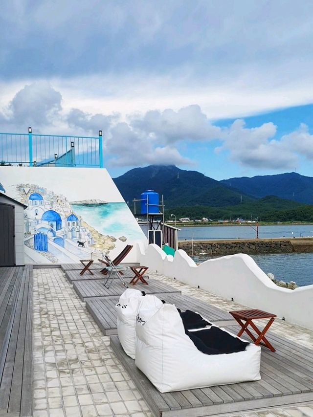 그림같은 하늘과 바다가 맞닿은 산토리니풍 카페 도어스⛵️
