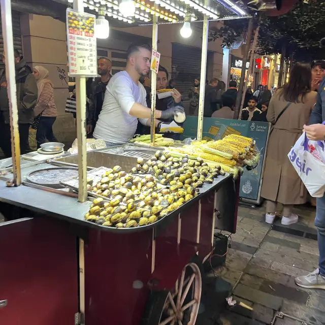 イスタンブール の繁華街にも秋の味覚