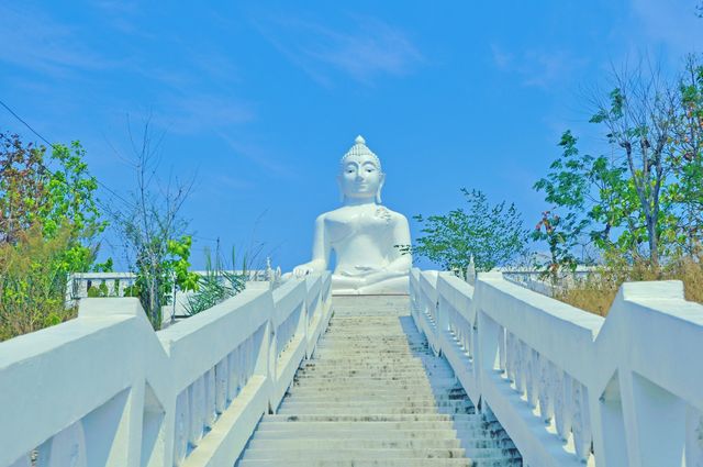 Thai tourism: Visit the beautiful Meena Temple in Pai and climb to the mountaintop to enjoy the scenery with Buddha.