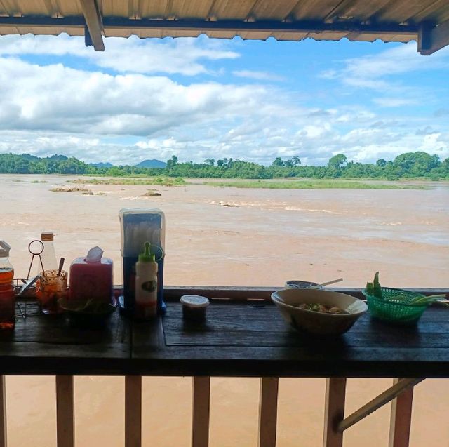 ร้านก๋วยเตี๋ยวเรือพันโขด หนองคาย