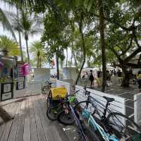 Many food options at Siloso Beach 