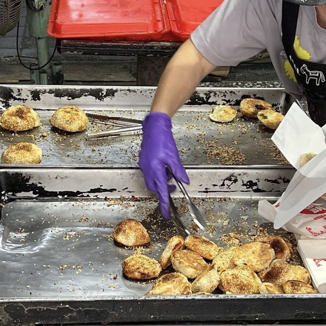 宜蘭-老吳碳烤燒餅店 ，超酥內餡軟硬適中不死鹹