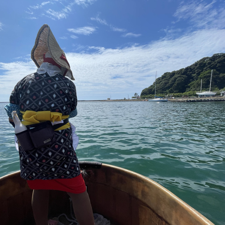 佐渡島のお土産物／たらい舟に乗った少女。【顔が割れています】 島の