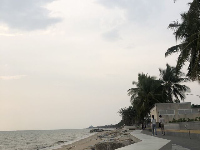 นั่งชมวิวพระอาทิตย์ตก@บางแสน🌅