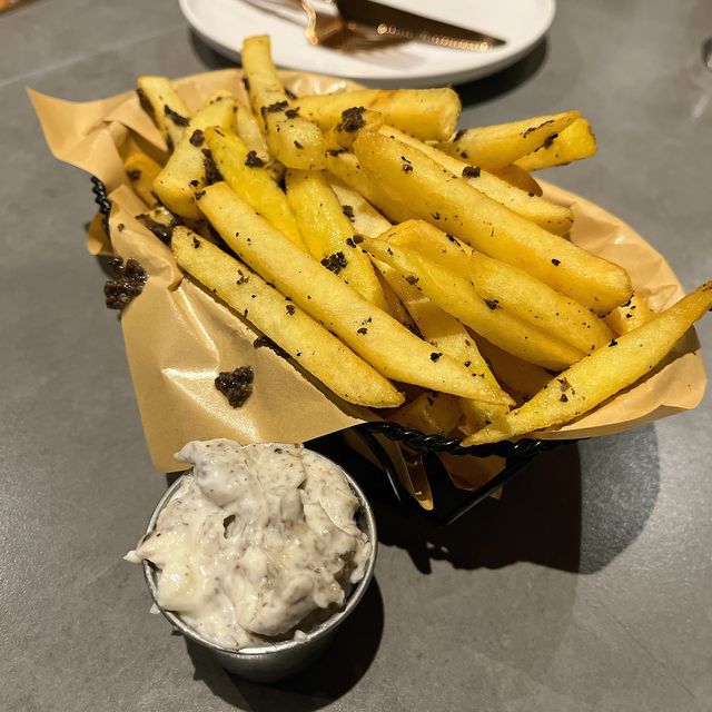 尖沙咀｜巨型月亮打卡高質樓上西餐廳🌕🍽🥂
